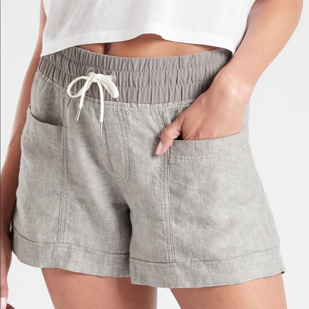Athleta Cabo Linen 4” short in Chambray Gray